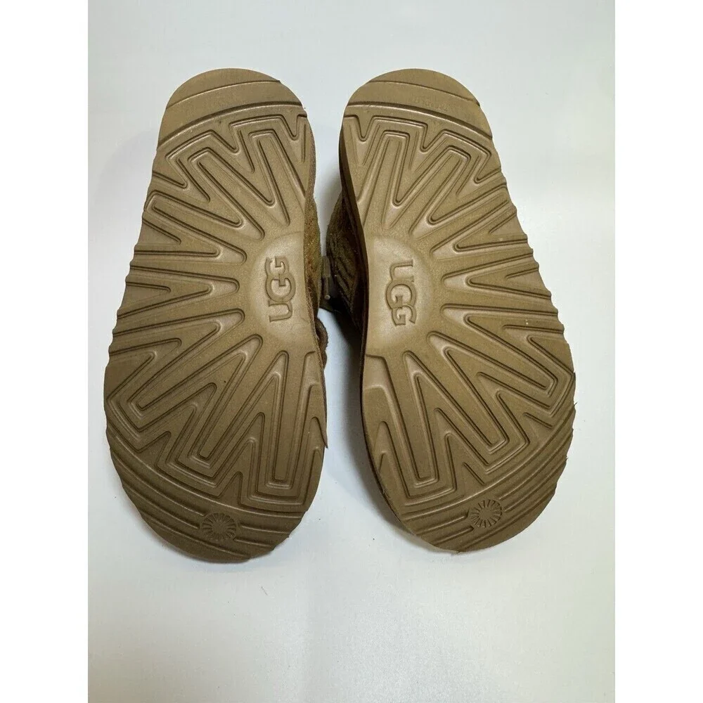UGG Neumel Chukka Boots Graphic Stitch Logo Suede Look Chestnut Brown Size 2-FM5